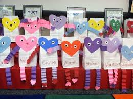Turn a deck of playing cards into the most unique gift. Jen S Kinder Kids Gearing Up For V Day Kindergarten Valentines Valentines School Valentines Bag
