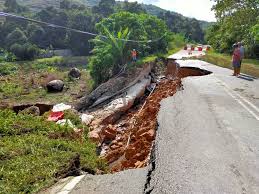 Tanah runtuh berserta banjir lumpur merupakan satu lagi fenomena bencana alam yang kerap berlaku di malaysia. Jalan Lama Bentong Raub Ditutup Akibat Tanah Runtuh Akibat Hujan Lebat Hati Hati Libur