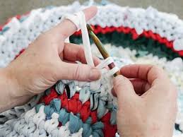 Während in europa heute unter teppichen ausschließlich textile bodenbeläge verstanden werden, bezeichnet der begriff im nahen osten. Kits Anleitungen Zum Hakeln Etsy De Teppich Hakeln Vintage Zum Selbermachen Gehakelter Teppich