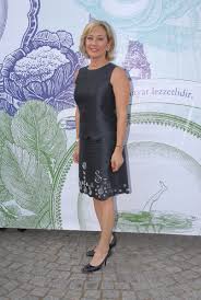 Yıldırım demirören yaptığı açıklamada, tff başkanlığı görevini bırakma kararı aldım. dedi. Revna Demiroren Uludag Sozluk