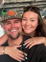 Millie Kay got to experience the aquarium for the first time today! She  loved it💌💌 also I had to add in the picture of her falling asleep sucking  her toy😩