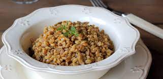 In questo caso, però, dovrete tenerlo a bagno per tutta la notte. Come Si Cucina Il Farro Perlato Guida E Ricette Diredonna