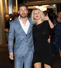 Include (or exclude) self posts. In Beeld Kevin Janssens Poseert Voor Het Eerst Met Zijn Vriendin Showbizz Hln Be