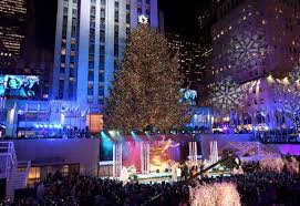 Midtown Manhattan Throngs Of Tourists And Revelers Packed Midtown Manhattan On Rockefeller Center Christmas Tree Rockefeller Center Christmas Tree Lighting