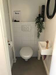 toilet diy witte portugese marrokkaanse tegeltjes rose goud groen wit en beton grijs toilet wit portugees