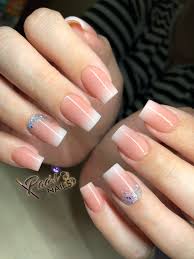 08:05 las uñas naturales aplicadas con acrílicos rosa transparente en punta coffen y una uña con hoja de oro. Estilos De Unas Acrilicas Naturales