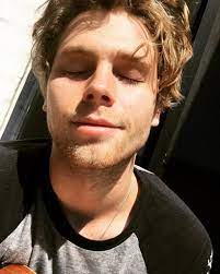 Luke hemmings is currently dating sierra deaton. Luke Hemmings On Twitter Thank You Sydney For The Sun