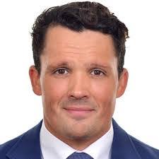 Nic Roberts's Instagram, Twitter & Facebook