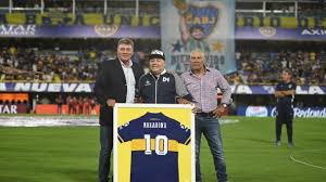 Dinim boca, tanrım maradona, mabedim la bombonera 02.11.2003 03:24 teenspirit yakınına sadece fanatik boca taraftarlarının gömülücegi bir mezarlık yapılacak olan stad. Emotivo Homenaje A Maradona De La Bombonera Mendovoz