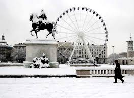 Neige is a cute young man with short black hair. La Metropole De Lyon Declenche Son Plan Neige Vivre Villes