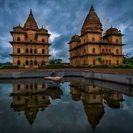 Set against the backdrop of Betwa River, the cenotaphs, or ' chattris' are memorials to the rulers of Orchha. The location adds up to the peaceful views offered by this place. A