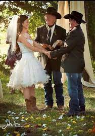 Love The Dress Cowgirl Wedding Dress Cowgirl Wedding Country Wedding Dresses