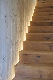 Holztreppe Mit Beleuchtung Aus Der Nische Holztreppe Treppenhaus Beleuchtung Kellerbeleuchtung