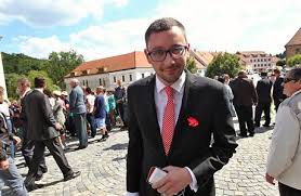 Ovčáček však reagoval velmi podrážděně, zatímco lipovská nenápadně šla dál. Reakce Na Utoky Ovcacka Bzukot Komara Komicky Kaspar Lidovy Dum Opoustel S Ostudou Domov Lidovky Cz