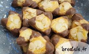 La Recette Des Bredele Amandes Et Chocolat Des Sables De Noel Aux Amandes Effilees Recette De Petits Biscuits De Noel Biscuit De Noel Recette Bredele Bredele
