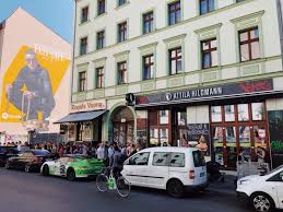 Mai sein erstes restaurant in der schillerstraße eröffnet. Attila Hildmann Vegan Food Snackbar Berlin Kreuzberg