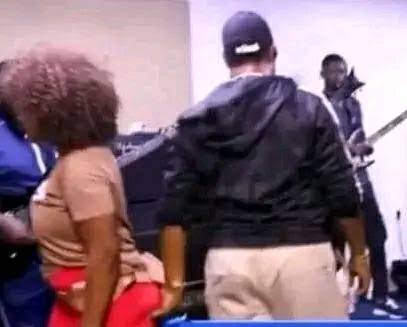 L'incroyable geste très osé de Koffi Olomide sur sa danseuse fait  énormément parler sur la toile.  https://www.mmc243.com/lincroyable-geste-tres-ose-de-koffi-olomide-sur-sa- danseuse/