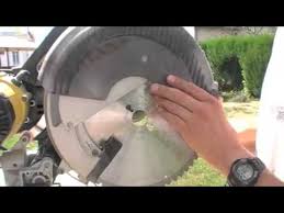 Changer Une Lame Sur Une Scie A Onglets Dewalt Youtube