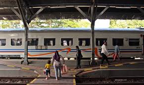 Harga tiket kereta api bekasi ke tegal mulai dari rp. Catatan 12 Jam Di Atas Kereta Tegal Ekspress Jalancerita