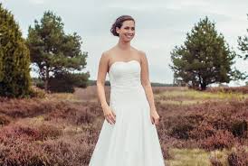 Die brautkleider corsage brigitte ist perfekt wenn man bald heiratet und nicht soviel geld ausgeben möchte in einem reinen weiß und mit edler spitze. Corsagen Brautkleid Makani Elementar I Moderne Brautkleider