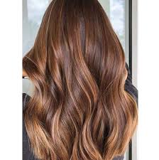 Juega un poco con tus tonos marrones naturales resaltándolos con trozos de castaño que son suficientes para refrescar tu aspecto. Henna Radhe Castano Claro Polvo Radhe Shyam