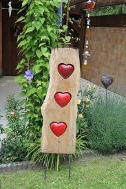 Gartendekoration Mit Holzherz Holzdekoration Mit Roten Herzen Von Ideen Fur Balkon Garten Gard Wooden Garden Landscape Timber Crafts Garden Decor
