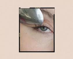 Alat rumah tangga yang sering kita gunakan untuk makan ini ternyata dapat kita gunakan untuk melentikkan bulu mata. 4 Langkah Melentikkan Bulu Mata Menggunakan Sendok Patut Dicoba