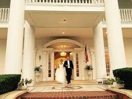 Front Porch Wedding Pictures At The Lone Star Mansion Dfw Wedding Venues Mansions Dfw Wedding