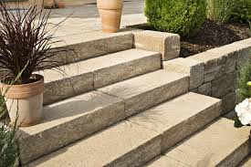 Steinmauer Und Blockstufe Und Treppe In Beige Und Sandstein Farben Aus Grossen Laenglichen Steinen Und Garten Steintreppen Blockstufen Aussentreppe