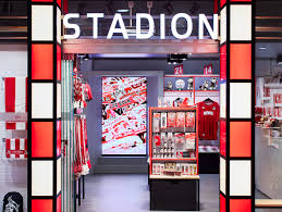 Der jüngste von insgesamt fünf fanshops des fc ist in kölns beliebtester einkaufsstraße, der schildergasse, beheimatet. Shoppen In Stadionatmosphare Stores Shops