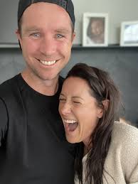 What vegan sauces pair well with falafel?