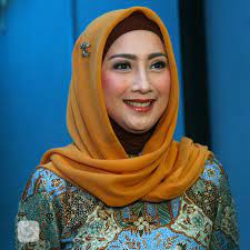 Desy ratnasari was born on december 12, 1973 in sukabumi, indonesia. Pengakuan Desy Ratnasari Hampir Menikah Dengan Suami Maia Estianty Showbiz Liputan6 Com
