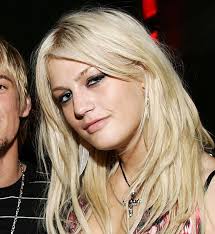Leslie Carter death: Nick and Aaron's sister 'overdosed after battle with  mental illness'