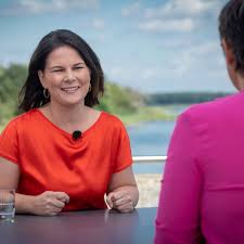 Die grünen wollen eine neue wirtschaftsordnung, bei der das wachstum nicht mehr im mittelpunkt steht. Zdf Sommerinterview Grunen Chefin Baerbock Erklart Was Die Aufgabe Unserer Generation Ist Tv Kino