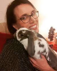 Buonasera a tutti/e, volevo chiedervi una cosa, voi come date le verdure ai  vostri coniglietti? Gli date le foglie intere, oppure le fate a pezzettini?  Premetto che al mio coniglietto taglio tutte