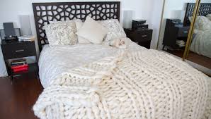 Wenn man es sich mal so richtig gemütlich machen möchte, ist eine gemütliche kuscheldecke einer der besten accessoires. Diy Mit Dieser Anleitung Stricken Sie Ihre Decke Ganz Einfach Selbst