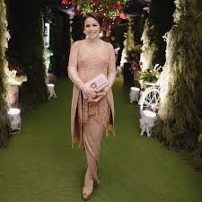 Batik dengan kebaya kini sudah menjadi pilihan dan paduan yang sangat cantik, dan banyak dikenakan oleh para wanita. 12 Model Rok Padanan Kebaya Untuk Bridesmaid Jangan Bingung Lagi Ini Sontekannya Biar Serasi