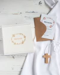 Uno de los elementos mas importantes de la mesa es la torta (o tarta, como dicen en otros paises) de comunión, es lo que preside y la protagonista principal de la daremos una vuelta a nuestro tablero de tortas en pinterest que nos servirá de ayuda para mostrar la tendencia en tortas de comunión. Caja De Madera Para Fotos De Comunion Blog Mabaonline