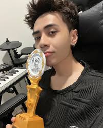 Chiếc cúp thứ 2 Hùng nhận tại ThaiLand 🙏… Cám ơn Muzik và tất cả mọi người  rất nhiều ! ผมจะพยายามขอบคุณทุกคนมากครับ 💙🔥💙