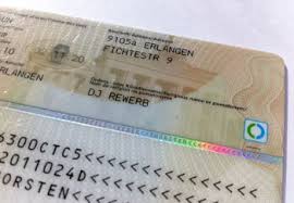 Die antragstellung ist bereits ohne reifezeugnis möglich. Kunstlername Im Personalausweis Eintragen Lassen So Einfach Geht S