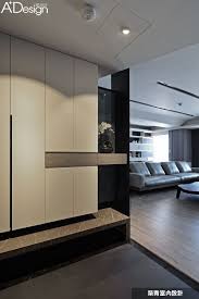 時下常見的繽紛設計跳色手法 對從事科技產業並長年往來於美國與台灣之間的國際家庭屋主來說 對每回返台的暫居住所更夢想著擁有不同於一般的居家氛圍 現代簡約風格為空間靈魂 兼具現代感與科技感的黑 白 灰三原色脫穎為空間搭色主角 透過內斂與洗 foyer design