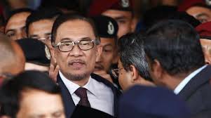 Papa of six, papatok to ten. Pembebasan Anwar Ibrahim Disambut Heboh Beberapa Luka Luka