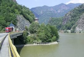 Te va uimi cu frumusetea peisajului, cu varfurile sale falnice, cu cascadele navalnice si cu apele binefacatoare. CirculaÈ›ia Pe Valea Oltului Va Fi InchisÄƒ DuminicÄƒ Timp De DouÄƒ Ore Universul Argesean