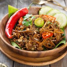 Aduk rata, mie goreng sosis siap dihidangkan. Mie Goreng Pedas Aceh Indofood Solution