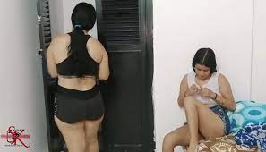 Mi hermanastra se esconde en mi armario para espiarme y acabamos follando  (parte 1) ver en línea