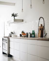 Exklusive 5 zimmer wohnung mit pool zu vermieten. Schlichte Weisse Kuche Mit Metrofliesen Und Gasherd Ohne Oberschranke Wohnung Kuche Kuchenumbau Moderne Kuchenideen