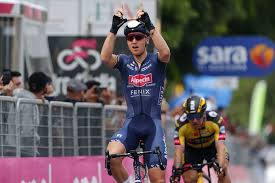 Giroten huize merlier volgde vriendin cameron vandenbroucke (22) het exploot van haar tim op de televisie. Merlier Wint Op Sterfdag Van Zijn Landgenoot Weylandt Groenewegen Vierde In Massasprint Giro Giro Ad Nl