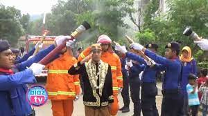 Check spelling or type a new query. Unik Anti Mainstream Upacara Pernikahan Nozzle Pora Ala Petugas Damkar Trenggalek Bioztv Id Youtube
