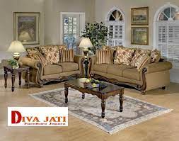 Terdapat dua sofa yang terletak di tepi, dan satu meja kayu yang minimalis dan diletakkan di antara dua kursi sofa. Kursi Tamu Mojokerto Model Sofa Kayu Jati Minimalis