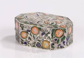 White Metal Snuff Box With Enamel Owl And Foliate Decoration Release Catch To The Lower Section With Pivoting Top Stock Ref 5938 21 In 2020 White Metal Metal Decor